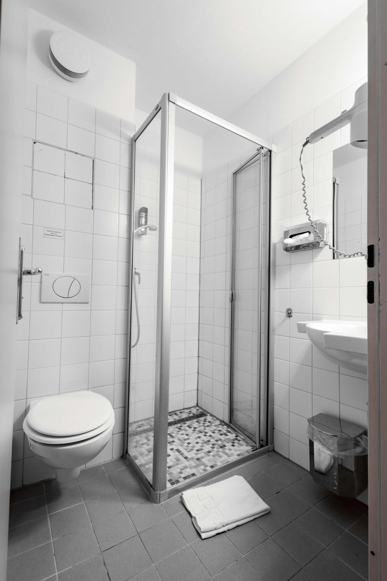 Comfort Bed in 6-Bed Dormitory Room,1552184908:JPEG